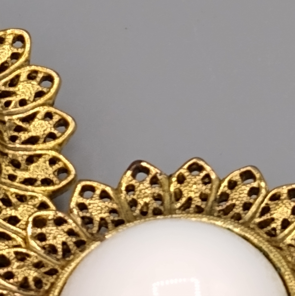 Red White Lucite Cabochon Gold tone Filigree Set of 2 Brooches Pin Vintage - Picture 15 of 16